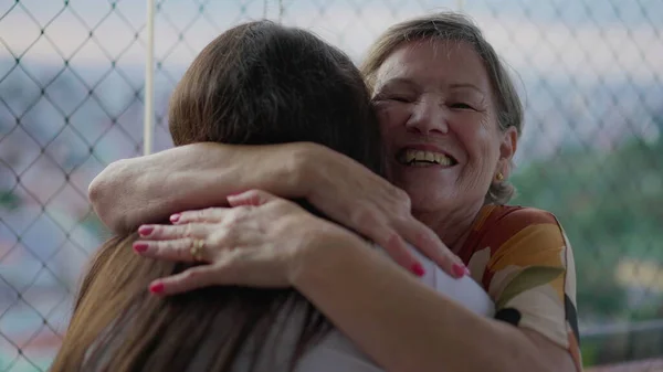 Feliz Abuela Mayor Abrazando Nieta Reunión Generacional Personas Mayores Abrazando — Foto de Stock