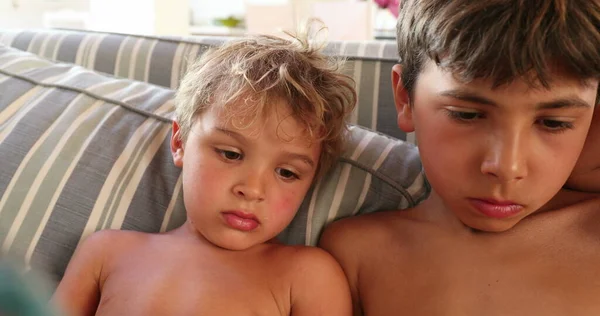 Irmãos Assistindo Mídia Conteúdo Online Crianças Rostos Olhando Para Tela — Fotografia de Stock