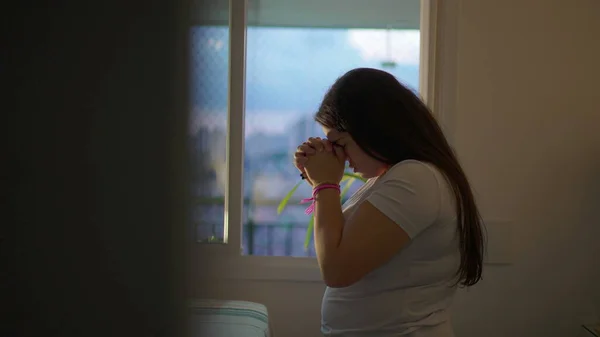 糖果人双手紧握着双手在家里祈祷 一个多样化的巴西成年女孩 在深深的虔诚祈祷中 有希望和快乐 — 图库照片