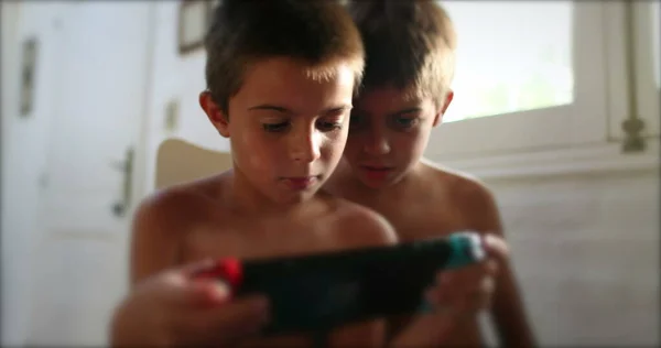 Két Testvér Osztozik Videojáték Képernyőn Testvér Játszik Online Játék — Stock Fotó