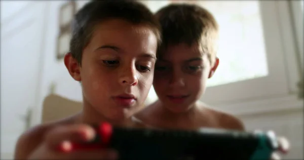 Evde Video Oyunu Oynayan Iki Kardeş Teknoloji Aygıtı Taşıyan Çocuklar — Stok fotoğraf
