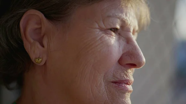 Wajah Dekat Dari Seorang Wanita Tua Lansia Lincah Dengan Keriput — Stok Foto