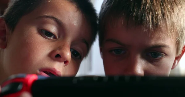 两个兄弟在和控制者玩游戏 兄弟们观看和分享兄弟们的屏幕 — 图库照片