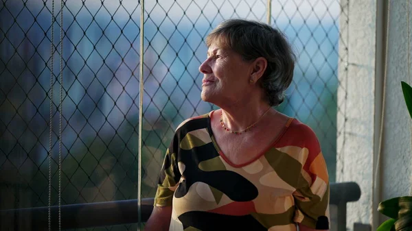 从窗口透视老年妇女孤独反思的反思时刻 拥抱城市景观 — 图库照片