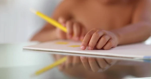 Toddler Fiú Rajz Papírra Sárga Színű Toll — Stock Fotó