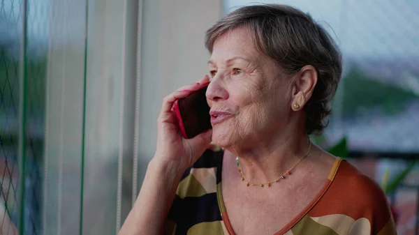 Perempuan Senior Yang Ceria Telepon Apartemen Balkon Wanita Tua Terlibat — Stok Foto