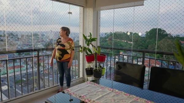 Mulher Sênior Contemplativa Varanda Apartamento Olhando Para Vista Cidade Tema — Fotografia de Stock