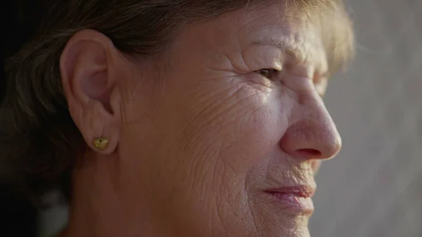 Wajah Dekat Dari Seorang Wanita Tua Lansia Lincah Dengan Keriput — Stok Foto