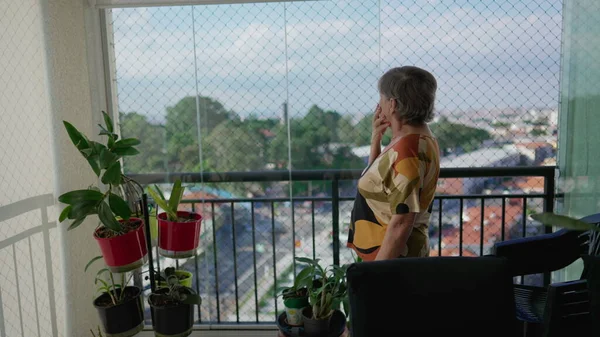 Одна Пожилая Женщина Стоит Балконе Квартиры Смотрит Метрополитен Сити Печальная — стоковое фото