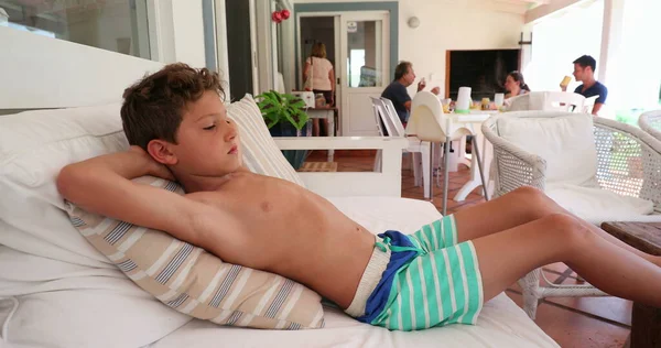 Nachdenkliches Kinderdenken Auf Der Couch Auszeit Für Den Kleinen Jungen — Stockfoto