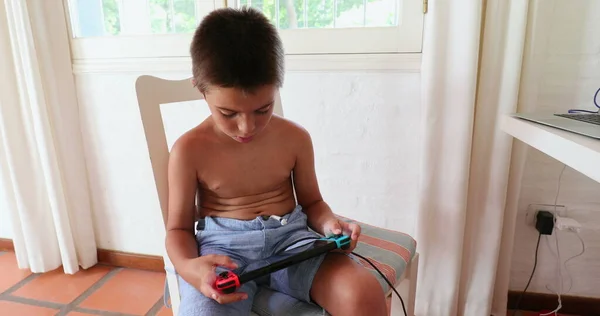 Νεαρό Αγόρι Παίζει Video Game Κρατώντας Χειριστήριο Και Joystick — Φωτογραφία Αρχείου