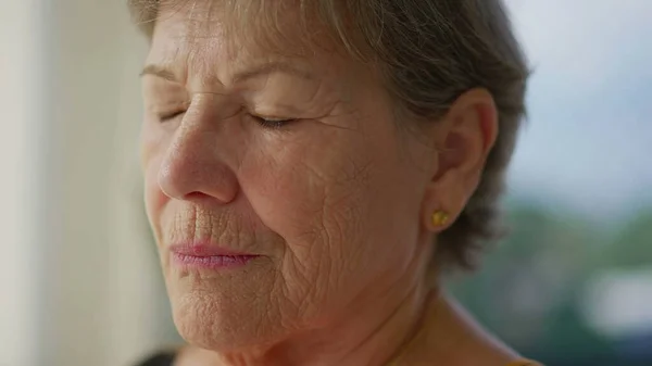 Wanita Senior Kontemplatif Bermeditasi Dengan Mata Tertutup Wajah Seorang Wanita — Stok Foto