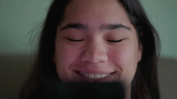 Радісна Бразильська Дівчина Підліток Позитивно Реагує Зміст Інтернеті Тримаючи Телефон — стокове фото