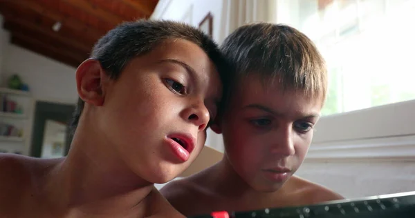 2人の兄弟がスクリーンを見てる 兄弟を見ている子供の弟ゲームオンライン — ストック写真