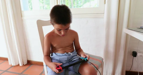 玩电子游戏的小男孩拿着控制器和操纵杆 — 图库照片