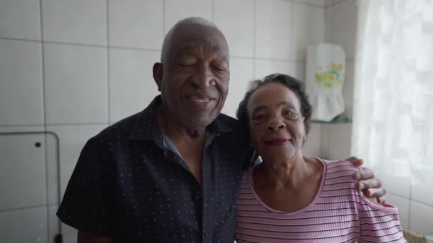 Amoroso Retrato Interior Casal Sênior Cozinha Brasileiro Marido Com Braço — Vídeo de Stock
