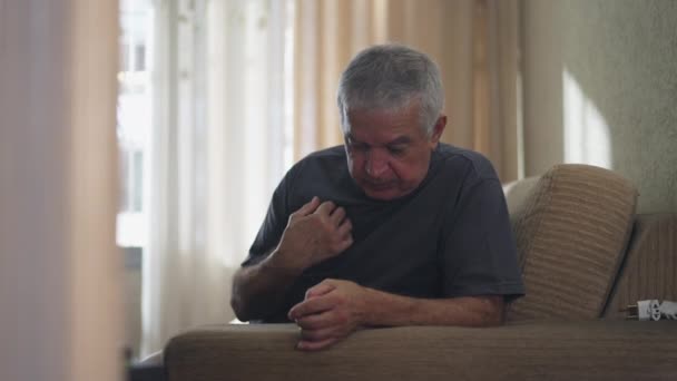Hombre Mayor Haciendo Señal Cruz Oración Casa Anciano Devoto Caucásico — Vídeo de stock