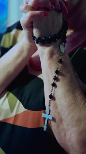 Starsza Kobieta Zaangażowana Katolicką Modlitwę Krzyżem Różańcowym Zbliżenie Osoby Trzymającej — Wideo stockowe