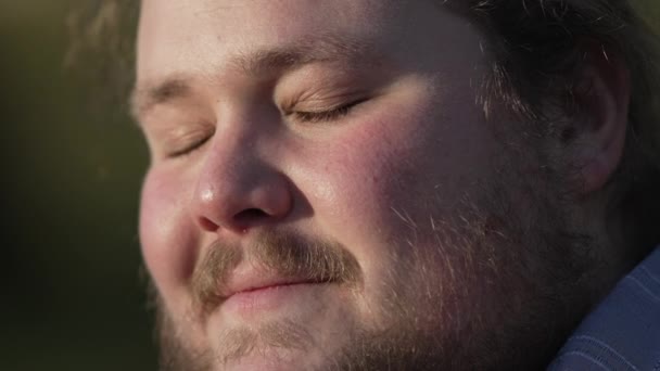 Genç Adam Meditasyonda Gözlerini Kapatıyor Yüzünü Kapatıyor Açık Havada Parkta — Stok video