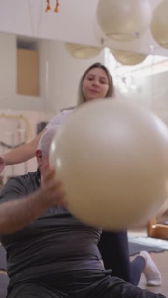 Homem Sênior Envolvendo Rotina Treino Com Pilates Ball Treinador Fisioterapeuta — Vídeo de Stock