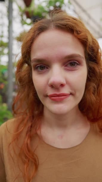Πορτρέτο Μιας Σοβαρής Κοκκινομάλλας Νέα Γυναίκα Στα Της Κοιτάζοντας Κάμερα — Αρχείο Βίντεο