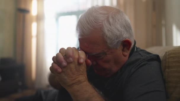 Eenzame Senior Blanke Man Die Thuis Een Hoopvol Gebed Verwikkeld — Stockvideo
