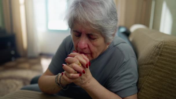 Fromme Seniorin Mit Geschlossenen Augen Und Gebet Zusammengedrückten Händen Ältere — Stockvideo