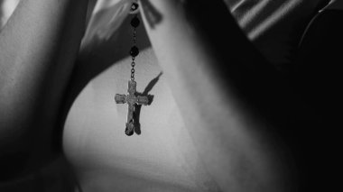 Katolik Haçı 'nın Kapanışı ve Duadaki Tespih Siyah ve Beyaz Tek Renkli Dini Ruhaniliğe Umudu ve İnancı simgeliyor