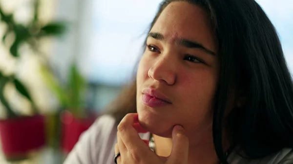 20代のアジアの多様性に富んだ若い女性の熟考的表現チンの手で深く熟考 — ストック写真