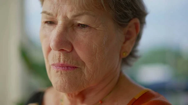 Kontemplativ Äldre Kvinna Mediterar Med Slutna Ögon Närbild Ansikte Äldre — Stockfoto