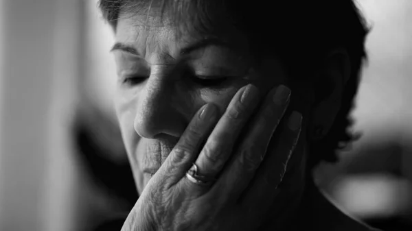Занятая Старшая Женщина Чувствует Беспокойство Одиночество Монохромном Черно Белом Задумчивое — стоковое фото