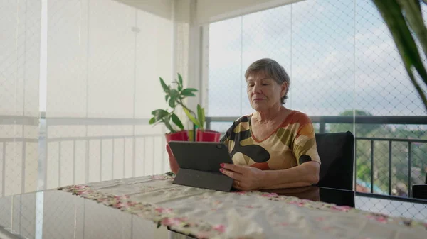 Tech Savvy Senior Äldre Kvinna Förlovad Med Tablet Apartment Balcony — Stockfoto