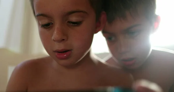 Zwei Brüder Spielen Spiel Mit Controller Sibling Beobachten Und Teilen — Stockfoto