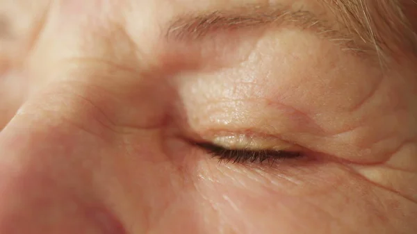 Wanita Senior Menutup Mata Dalam Meditasi Mata Orang Yang Lebih — Stok Foto