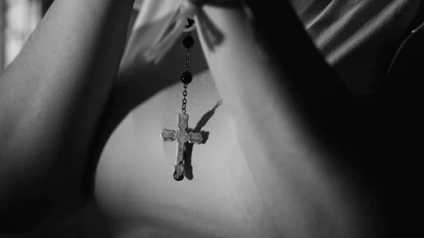 天主教十字架和玫瑰在祈祷中的特写象征着黑人和白人单色宗教精神的希望和信仰 — 图库照片