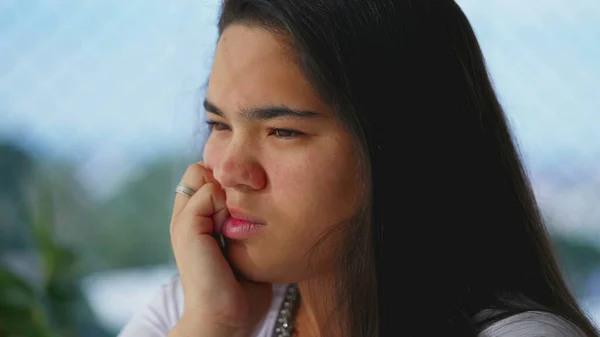Одна Заботливая Азиатская Молодая Женщина Обдумывает Решение Задумчивая Этнически Разнородная — стоковое фото