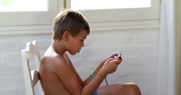 Junge Beim Online Spielen Hause Aufrichtiges Kind Spielt Videospiel Hause — Stockfoto