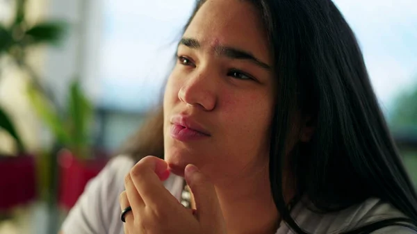 20代のアジアの多様性に富んだ若い女性の熟考的表現チンの手で深く熟考 — ストック写真