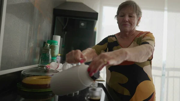 Oudere Vrouw Serveert Koffie Met Thermo Die Het Warm Houdt — Stockfoto