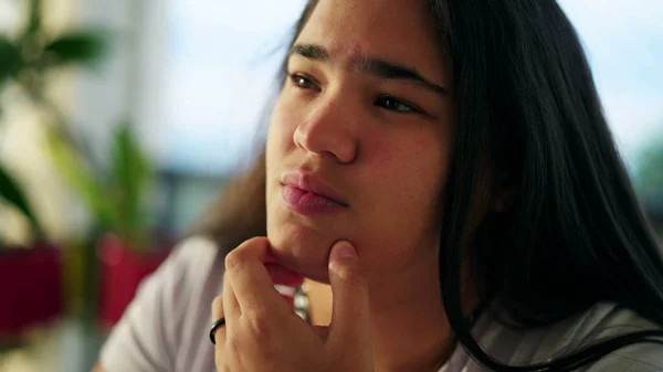 Созерцательное Выражение Этнически Разнообразной Азиатской Молодой Женщины Возрасте Лет Размышляющей — стоковое фото