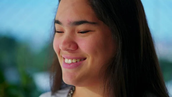 Szczera Radosna Młoda Azjatycka Zróżnicowana Kobieta Bliska Autentyczny Prawdziwy Uśmiech — Zdjęcie stockowe