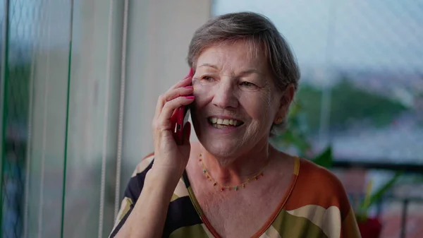 Perempuan Senior Yang Ceria Telepon Apartemen Balkon Wanita Tua Terlibat — Stok Foto