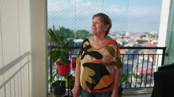 Старшая Женщина Глубоком Размышлении Видом Городской Пейзаж Балкона Пенсионерка Задумалась — стоковое фото
