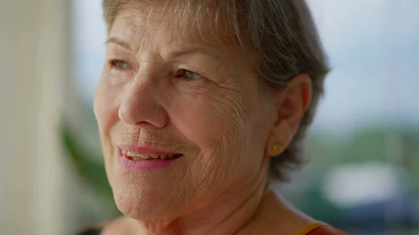 Leende Glad Äldre Kvinna Närbild Ansikte Känner Sig Fri Äldre — Stockfoto