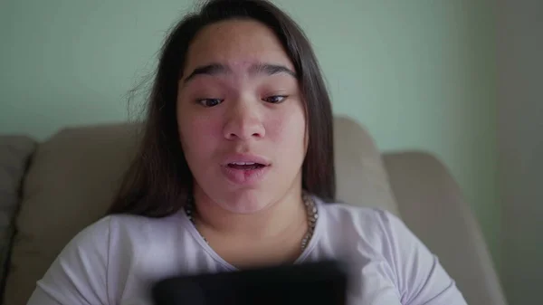 Una Adolescente Brasileña Reaccionando Positivamente Notificación Dispositivo Teléfono Inteligente Una — Foto de Stock
