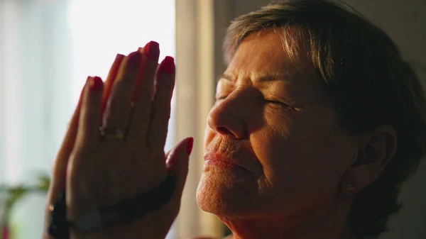 Wanita Senior Yang Setia Dalam Doa Rumah Selama Matahari Terbenam — Stok Foto