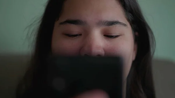 Mångsidig Asiatisk Ung Kvinna Som Håller Telefonen Surfa Internet Närbild — Stockfoto