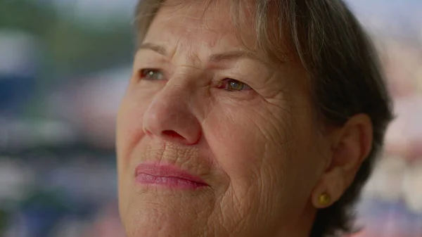 Tankeväckande Senior Woman Deep Contemplation Närbild Porträtt Blickar Horizon Reflekterande — Stockfoto