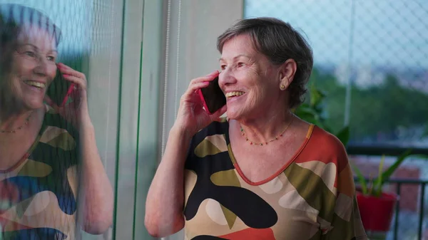 Wanita Tua Yang Bahagia Berbicara Telepon Berdiri Balkon Apartemen Melihat — Stok Foto