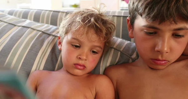 Irmãos Assistindo Mídia Conteúdo Online Crianças Rostos Olhando Para Tela — Fotografia de Stock